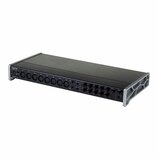 Černý rackový audio přístroj s kovovými úchyty po stranách. Na zadním panelu je vlevo nápis TASCAM a pod ním model CC-16SV. Zařízení obsahuje řadu ko…