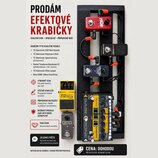 Sestava efektových pedálů umístěná v černém rámu. Jsou zde pedály s nápisy tc electronic HOF, tc electronic polytune 2, tc electronic SPECTRA COMP, B…