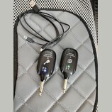 Dva černé bezdrátové vysílače s kovovými konektory typu jack. Na levém je nápis „A8 Original sound Transmitter“ a symbol klíče, na pravém „A8 Origina…