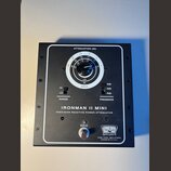 Černý power attenuator s bílými nápisy a ovládacími prvky. Na předním panelu je velký otočný knoflík s nápisem ATTENUATION (db) a stupnicí od 0 do -3…