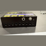 Černý obdélníkový box s řadou vstupních konektorů na přední straně. Na horní části jsou vidět nápisy „ARTcessories“, „Power MIX III“ a označení model…
