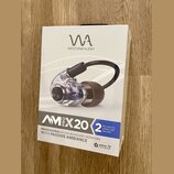 Fotografie znázorňuje krabici s in-ear monitory. Na obalu je logo „WA“ a nápis „WESTONE AUDIO“. Dole je uveden model „AM Pro X20“ s doplňujícím texte…