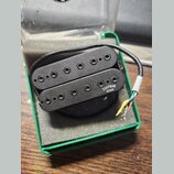 Dvě černé elektrické snímače typu humbucker v zeleném plastovém boxu s pěnovou výplní. Na spodním snímači je bílý nápis CHAPMAN GUITARS. Snímače mají…