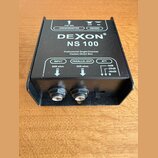 Černá pasivní DI box s nápisem DEXON NS 100 a popisem Professional Single-Channel Passive Direct Box. Na horní straně jsou označení INPUT 50K ohm, PA…