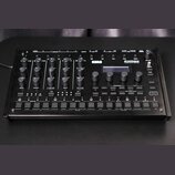 Černý hybridní bicí modul s nápisy KORG a drumlogue HYBRID DRUM MACHINE. Zařízení obsahuje několik otočných potenciometrů, digitální displej a řadu o…
