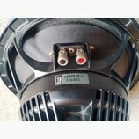 Černý reproduktor s kovovým rámem a magnetem s chladicími žebry. Na štiřáčku je uveden nápis 18, logo Eminence Professional Sound a označení 12ND830…