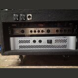 Fotografie zachycuje tři zařízení v transportním racku. V horní části je procesor s logem lexicon a nápisem Alex DIGITAL EFFECTS PROCESSOR. Prostředn…
