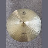 Zlatý kovový činel s viditelným kovánívým povrchem. Na horní části je nápis K. ZILDJIAN a pod ním CONSTANTINOPLE spolu s logem v arabském písmu. V do…