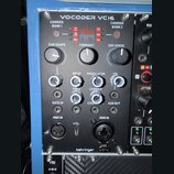 Černý modul s nápisem VOCODER VC16 a logem behringer v dolní části. Zařízení obsahuje tři velké černé otočné ovladače s popisky CAR SHAPE, FORMANT a…
