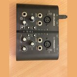 Černý zvukový interface M-AUDIO M-TRACK PLUS. Zařízení má dva identické vstupní kanály s popisky MIC INPUT (1 a 2), GUITAR/LINE INPUT, INSERT a ovlad…