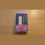 V průhledném plastovém obalu jsou dva humbuckery, jeden v krémové a druhý v černé barvě. Na červeném štítku je uveden nápis Seymour Duncan, Duncan Di…