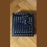 Černý mixovací pult s označením ProX10 USB 10-CHANNEL MIXER. Zařízení obsahuje deset vstupních kanálů s ovládacími prvky pro Gain, EQ a Level, digitá…