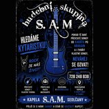 Grafický inzerát na hledání kytaristky pro hudební skupinu S. A. M. Uprostřed je zobrazen modrý elektrický kytara s dvěma humbuckery. Text obsahuje n…