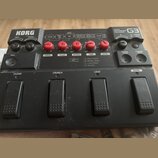 Černý kytarový procesor s nápisem KORG a označením GUITAR PERFORMANCE PROCESSOR G3. Zařízení má pět červených otočných ovladačů s popisky DRIVE, TONE…