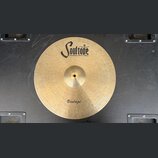 Kovový činel zlatavé barvy s viditelnou kovanou strukturou povrchu. Na horní části je černý nápis „Soultone“ a pod ním menší text „HANDMADE TURKISH C…