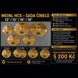 Kolaž fotografií sady mosazných činelů zlaté barvy. Na všech činelech je vidět logo MEINL a nápis HCS. Sestava obsahuje čtyři samostatné činely a jed…