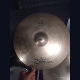 Zlatavý mosazný činel typu crash. V horní části je nápis THIN CRASH a pod ním označení 18" / 46cm. Ve spodní části je umístěno logo Zildjian. Povrch…