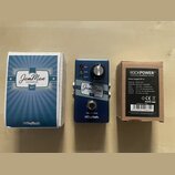 Na fotografii je modrý kytarový looper JamMan EXPRESS XT značky Digitech, jeho originální krabice a napájecí adaptér v kartonové krabičce. Na pedálu…