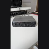 Stříbrná USB audio rozhraní s černým předním panelem. Na zařízení jsou nápisy UR12, USB AUDIO INTERFACE 24-bit / 192kHz a logo steinberg. Přední pane…