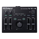 Černý hlasový procesor s nápisy Roland, VOICE TRANSFORMER a VT-4. Zařízení obsahuje čtyři posuvníky s popisky PITCH, FORMANT, BALANCE a REVERB, centr…