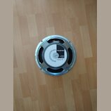 Fotografie znázorňuje reproduktor s kovovým rámem v stříbrné barvě. Na zadní části je bílo-černá nálepka s nápisy PROFESSIONALLOUDSPEAKER, CELESTION,…