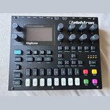 Černý polyfonní digitální syntetizátor s nápisem Polyphonic Digital Synthesizer a modelovým označením Digitone. V horní části je logo elektron, displ…