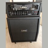 Černý kytarový kombozesilovač složený z hlavy a boxu. Na horním panelu hlavy je logo Laney a nápis IRONHEART, dále jsou zde ovládací prvky s popisky…