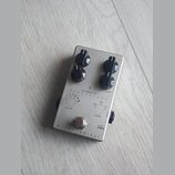 Stříbrný efekt pedál s čtyřmi černými oválnými knoflíky. Na spodní části je nápis HYPER LUMINAL a pod ním menším písmem HYBRID COMPRESSOR. Na ovládac…