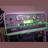 Fotografie zachycuje rackové vybavení v přenosném kufru. V zeleně vyznačené části je umístěn černý přístroj s nápisem „Palmer MH 402 ISOLATED GUITAR…