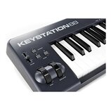 Detailní pohled na levou část černé MIDI klávesnice s bílými a černými klávesami. Na horní hraně je bílý nápis KEYSTATION88. Ovládací panel obsahuje…