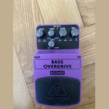 Fialový efekt pedál s nápisy BASS OVERDRIVE a BOD400. V horní části jsou čtyři ovládací knoflíky s popisky LEVEL, HIGH, GAIN a BAL. Pod nimi se nachá…