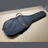 Černý polotvrdý pouzdro (gig bag) na kytaru z textilního materiálu. Na boku je umístěna červeno-černá štítková vložka s nápisem ARMOUR. Pouzdro má no…