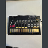 Černý drum machine s nápisy KORG a volta beats. Zařízení obsahuje několik otočných potenciometrů, tlačítek a červený digitální displej s viditelným t…