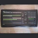 Černý svátkový kontrolér s nápisem SGM Studio 24 professional light controller. Zařízení obsahuje velké množství posuvníků, tlačítek a několik otočný…