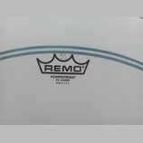 Detail bílého, matného bubenového koženu s modrými vodorovnými pruhy. Uprostřed je černý nápis REMO pod symbolem koruny a text POWERSTROKE® P3 COATED…