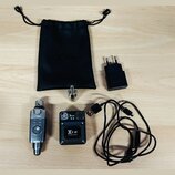 Sada bezdrátového mikrofonu v černé barvě. Na přijímači je bílý nápis XV Ve a pod ním text U6 RECEIVER. Soubor obsahuje mikrofon, přijímač, náhradní…
