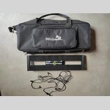 Černá transportní taška s nápisem Palmer pedalbay 4plus. Pod ní je černý kovový pedalboard s nápisem PEDALPOWER a LEWITZ. V dolní části jsou rozložen…