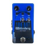 Modrý efekt pedál s nápisy Wittenberg a BASS PREAMP. Na horní části jsou dva černé otočné knoflíky s popisky GAIN a VOLUME, tři přepínače BASS, MIDDL…