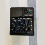 Černý plastový předzesilovač s ovládacími prvky. Na panelu jsou nápisy LED SWITCH, VOLUME, B-CHK a posuvníky s označením EQ, PASS, BASS, TREBLE, FREQ…