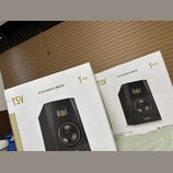 Dvě bílé krabice od studiových monitorů. Na obou je zobrazen černý reproduktor a nápisy T5V, T SERIES (u jedné v německém provedení T SERIE) a ACTIVE…
