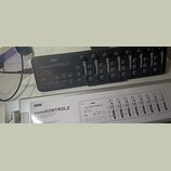 Černý USB kontrolér s nápisy KORG a nanoKONTROL2. Zařízení obsahuje osm posuvníků s označením S, M, R a několik ovládacích tlačítek. Vedle kontroléru…