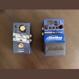 Dvě modré efektové pedály značky DigiTech. Levý pedal má nápisy JamMan EXPRESS XT, LOOP LEVEL a TRUE BYPASS, je vybaven třemi kontrolkami (REC, DUB,…