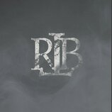 Fotografie zobrazuje šedý podklad s texturou připomínající kouř nebo mlhu. Uprostřed je umístěno bílé logo tvořené překryvnými písmeny „RIB“. Písmo m…