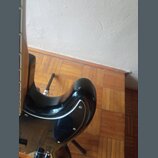 Detailní pohled na horní část korpusu černé elektrické kytary s lesklým povrchem. Kolem vyřezu pro přístup k hрифům je vidět bílý lem (binding). Na p…