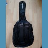 Černý textilní obal na hudební nástroj s ramenními popruhy a boční kapsou. Na horní části je bílý nápis ROCK BAG a pod ním menší text by HARLEY BENTO…