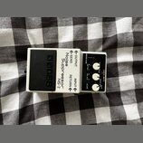 Bílý efekt pedál s černým stupňovitým šlapadlem. Na těle jsou nápisy BOSS, Noise Suppressor NS-2 a označení konektorů OUTPUT, SEND, RETURN, INPUT. Ov…