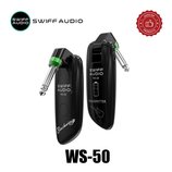 Dvě černé bezdrátové vysílače s kovovými konektory a zeleným prstencem. Na obou je bílý nápis SWIFF AUDIO a model WS-50, levý kus má navíc v dolní čá…