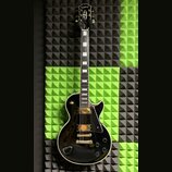 Černá elektrická kytara s tmelem hmatníkem a bílými blokovými vložkami. Na hlavě je bílé logo Epiphone a symbol v podobě kosočtverce. Tělo je lesklé,…