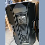 Černý aktivní reproduktor z plastového materiálu. Na zadním panelu je nápis ART 712-A DX a logo RCF. Panel obsahuje konektory XLR a jack, ovladač VOL…