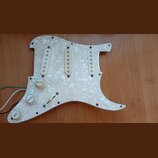 Bílá pickguard s perleťovým efektem pro elektrickou kytaru. Je na ní osazeno tři bílé snímače s jednoduchými krytkami, jeden přepínač a tři ovládací…